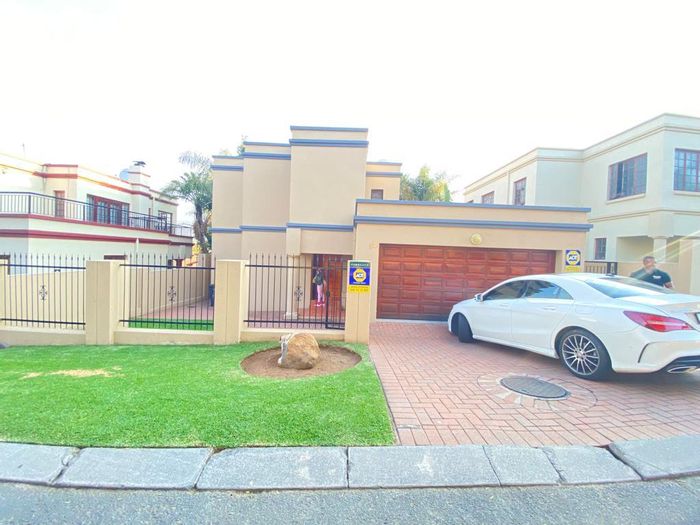 3-Bedroom Apartment To Rent in Halfway Gardens with garage and close amenities.