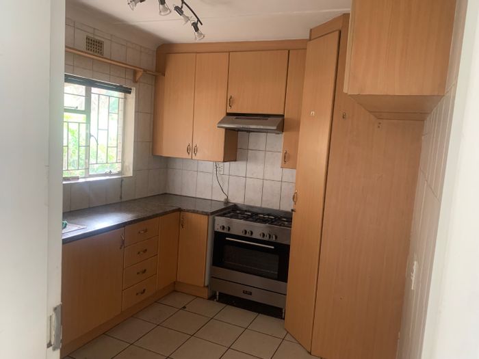 To Rent: En-suite apartment in Westdene with shared kitchen, secured parking, pool.