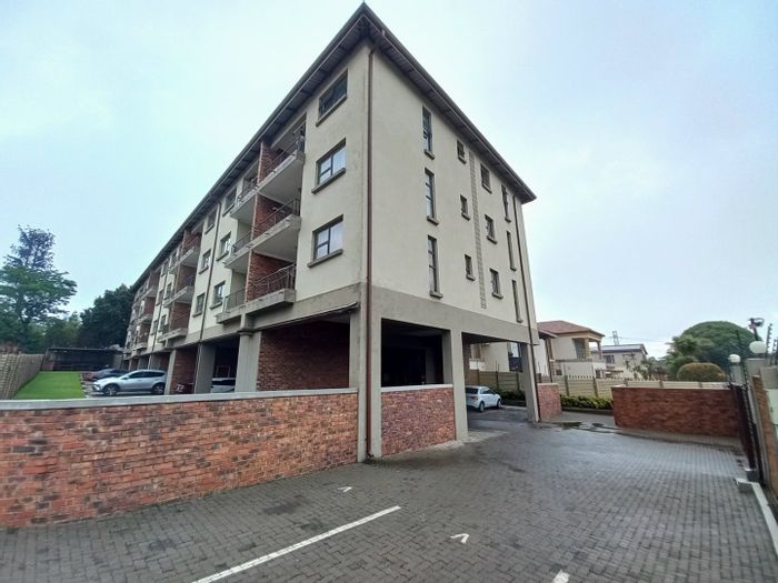 Wychwood Apartment For Sale: 2 Bedrooms, pet-friendly, secure parking, close to amenities.