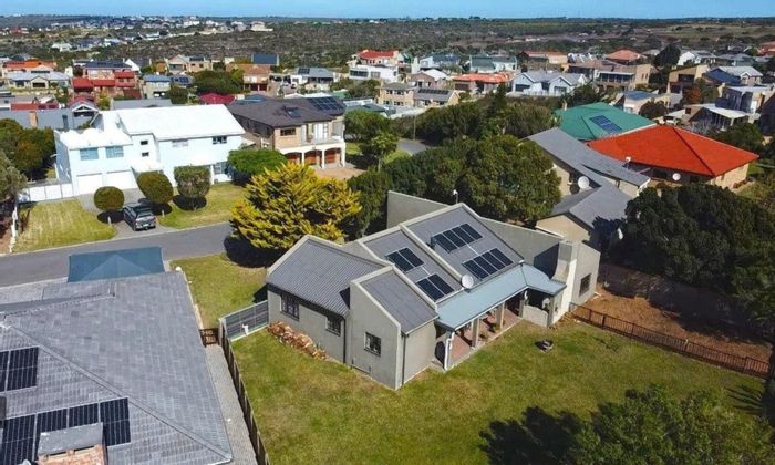 For Sale: House in Stilbaai Wes with 3 beds, entertainment room, and garden.