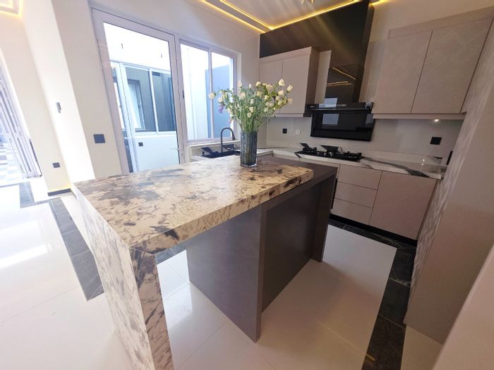 For Sale: Unique Sandown House with Jacuzzi, braai room, and solar power system.