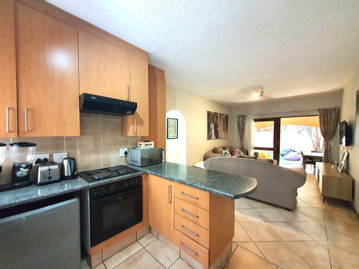 Lonehill Apartment To Rent: 2 beds, private garden, pools, tennis court, secure parking.