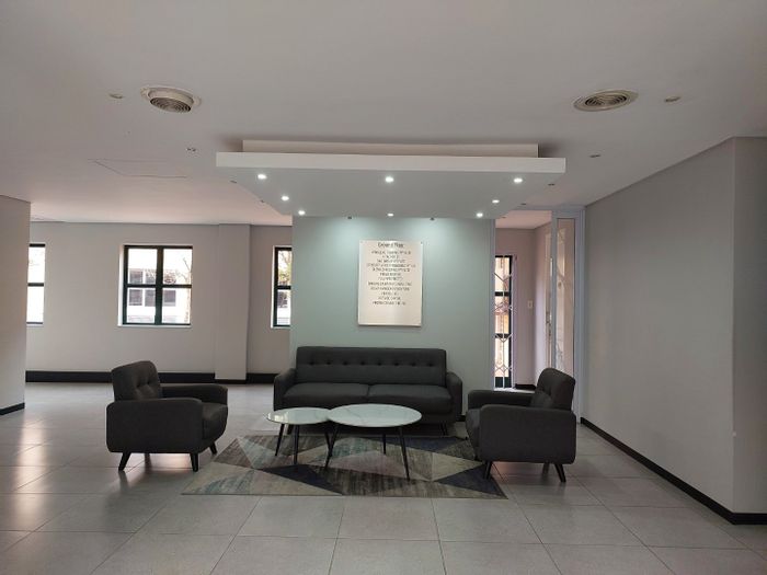 Commercial office to rent in Sunninghill with boardroom, kitchenette, and parking.