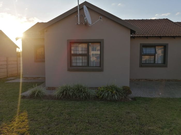 Bendor House To Rent: 3 Beds, 2 Baths, Garage, Open Plan, Pets Allowed.