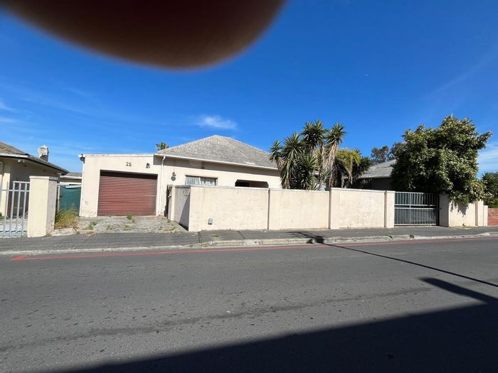 For Sale: House in Fairfield Estate with inverter, spacious yard, and secure parking.