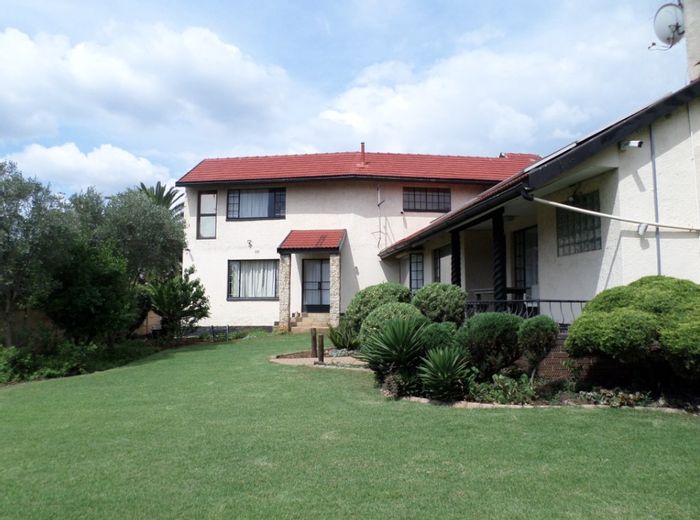 Croydon House For Sale: 3 beds, pool, entertainment areas, solar power, security features.