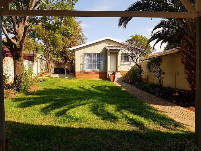 For Sale: House in Nieuw Muckleneuk with separate flat, garden, and carports.