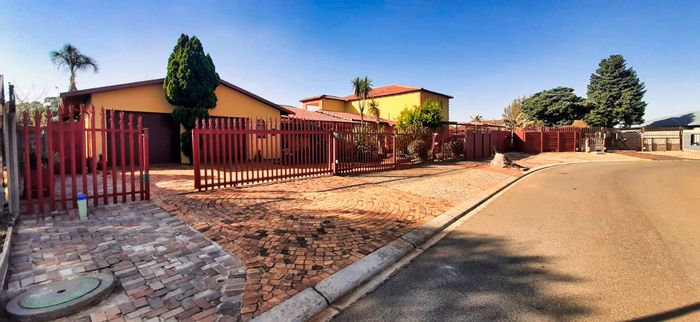 For Sale: Spacious 4-bedroom house with pool, flatlet, and secure parking in Leachville Ext 1.