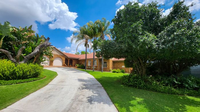 Doringkruin House For Sale: 4 Bedrooms, Pool, Jacuzzi, Double Garage, Spacious Garden.