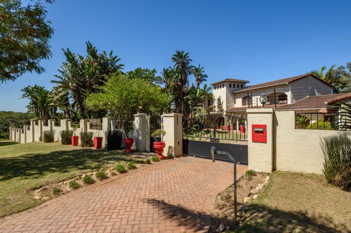 Walmer House For Sale: Spacious living, pool, cottage, and ample parking.