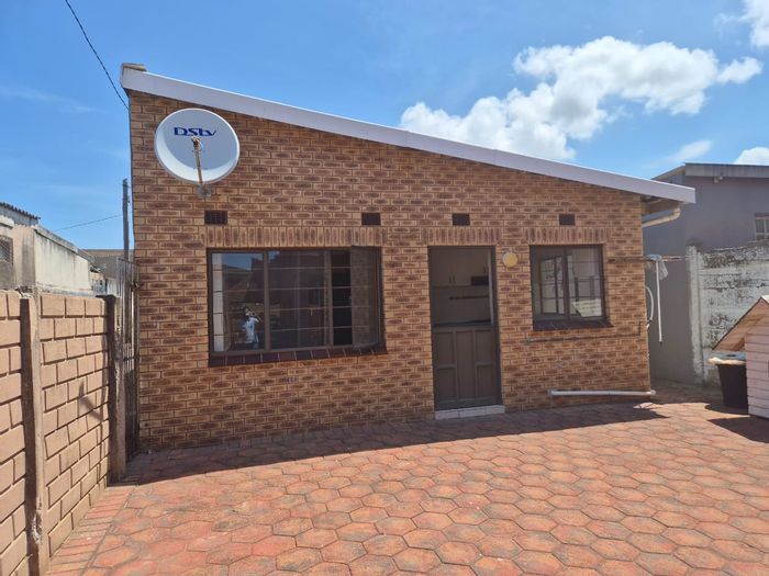 House To Rent in Merewent: 1-bedroom, separate lounge, secure parking, prepaid utilities.