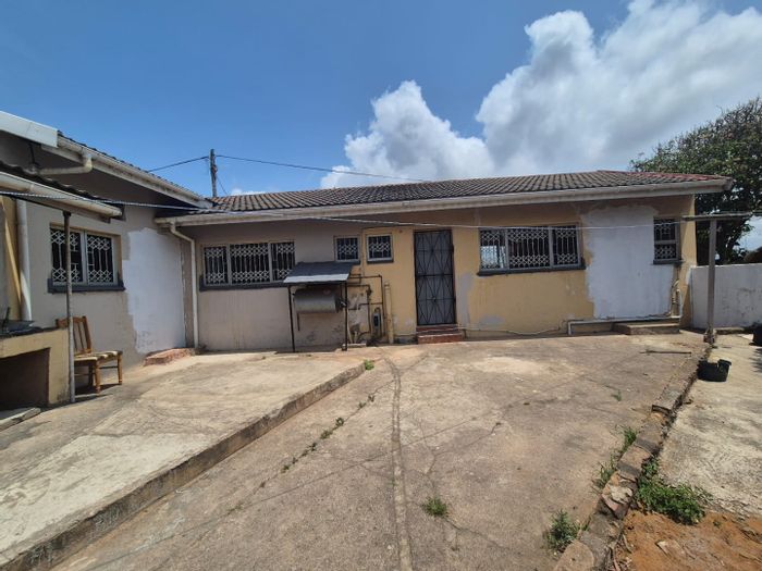 3-Bedroom House To Rent in Merewent with parking, prepaid utilities, and amenities nearby.