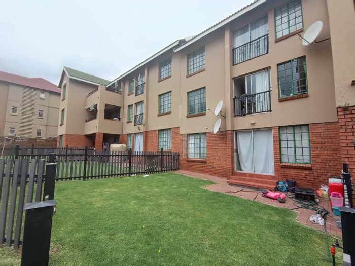 2-Bedroom Apartment in Reyno Ridge For Sale with Private Yard and 24-Hour Security.