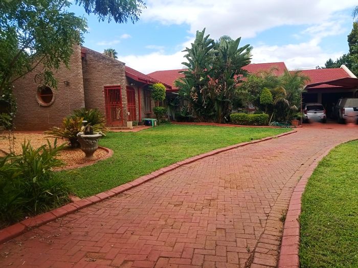 Family Home for Sale in Flora Park: 3 Bedrooms, Pool, Lapa, Spacious Garden.