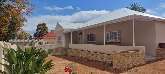 For Sale: Spacious 4-bedroom house in College Hill with garage and outdoor space.