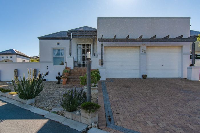 Fernwood House To Rent: 3 beds, double garage, enclosed braai room, pet-friendly.