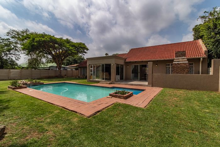 Eden Glen House For Sale: 5 bedrooms, pool, braai area, spacious garden.