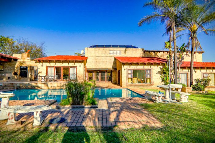 For Sale: House in Randjesfontein AH with stables, pool, tennis court, and gardens.