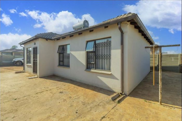 3-bedroom house in Alliance for sale with en suite, prepaid electricity, and security.