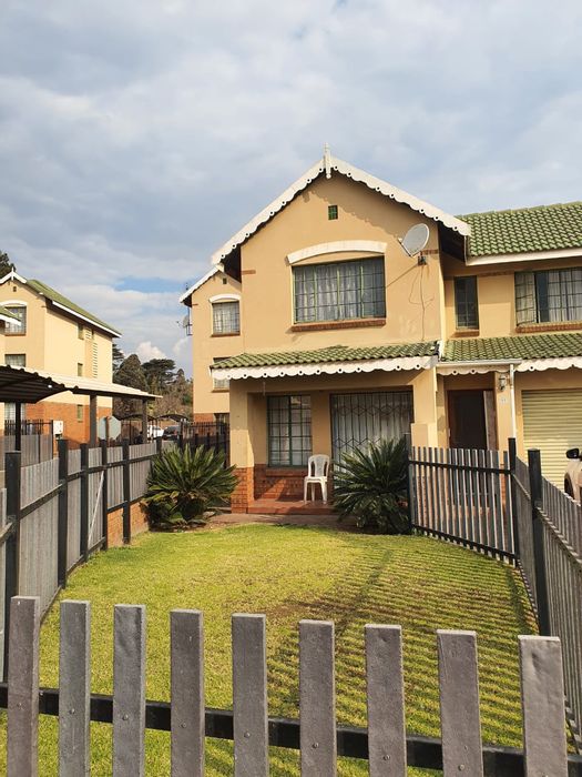 Ben Fleur Townhouse For Sale: 3 bedrooms, communal pool, secure living, pet-friendly yard.