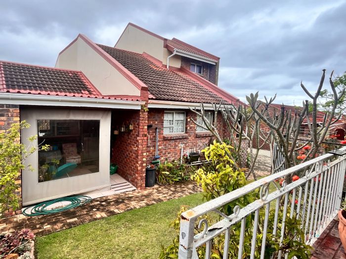 Wavecrest House For Sale: 3 beds, braai room, views, cottage, double garage.
