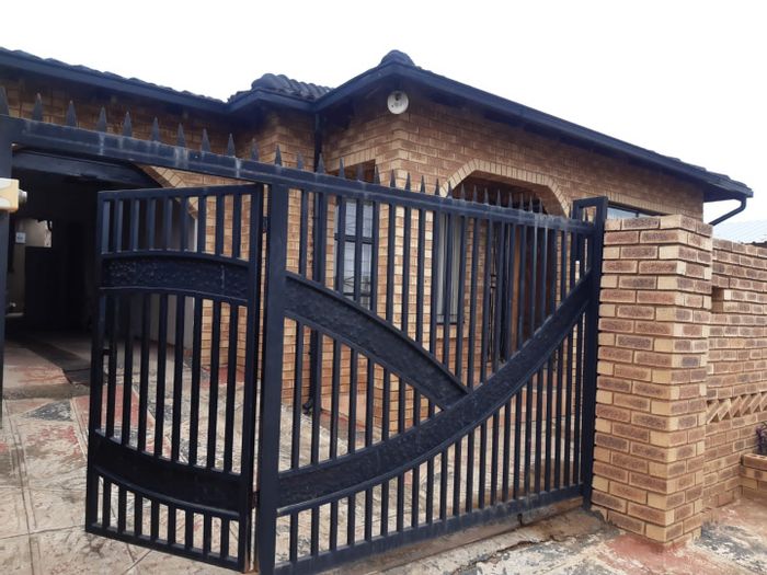 For Sale: Doornkop House with 3 Bedrooms, Garage, and Secured Paved Yard.