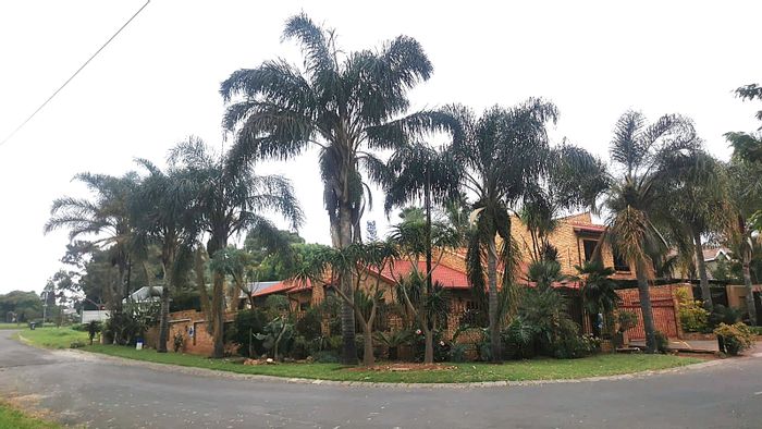 Helderkruin House For Sale: 3 Bedrooms, garden, double garage, indoor-outdoor living.