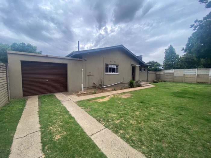 Vanderbijlpark SE 1 House For Sale: 3 Bedrooms, Pool, Flatlet, Parking for 4.