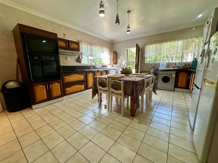 For Sale: House in Allen Grove with pool, granny flat, and spacious layout.