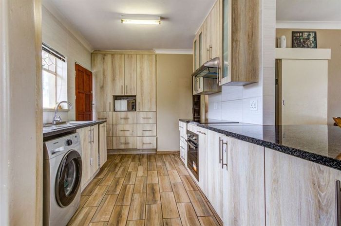 For Sale: Spacious 4-bedroom house in Allen Grove with staff quarters and ample parking.