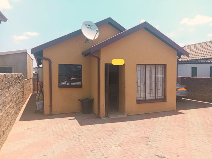 3-Bedroom House for Sale in Soshanguve Ext with Spacious Yard and Storage.