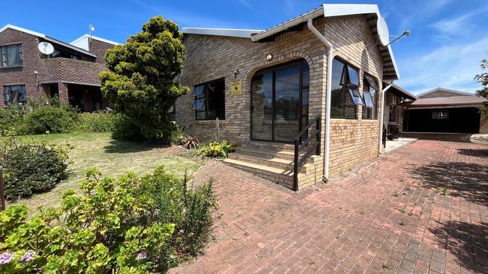 Wavecrest House For Sale: Spacious layout, guest suite, braai area, double garage.