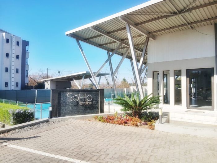 Broadacres Apartment For Sale: 3 beds, pool, gym, clubhouse, 24/7 security.