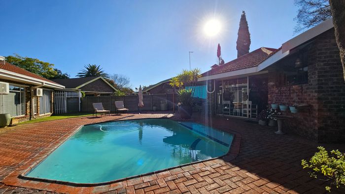 Falcon Ridge House For Sale: Family home with pool, cottage, and entertainment spaces.