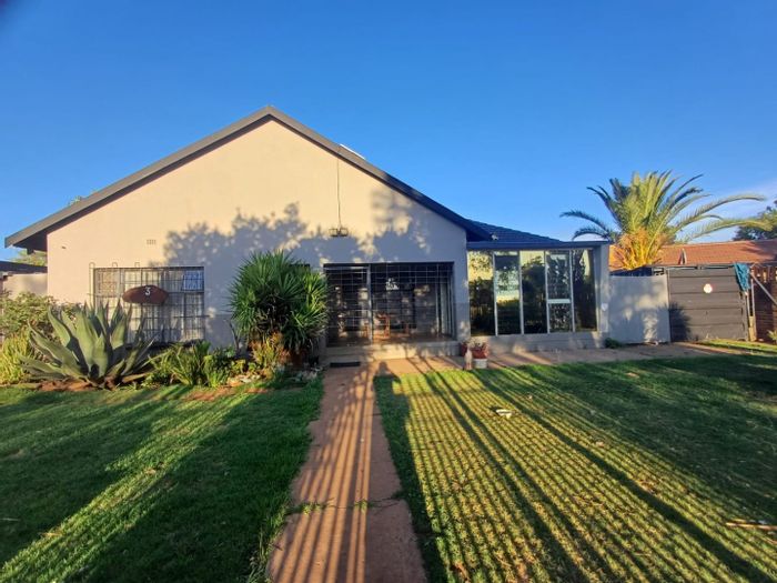 For Sale: Spacious house with flatlet, garages, and entertainment area in Stilfontein Central.