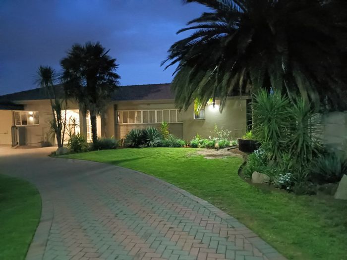 For Sale: 3-bedroom house in Vanderbijlpark SW1 with flatlet, garage, and garden.