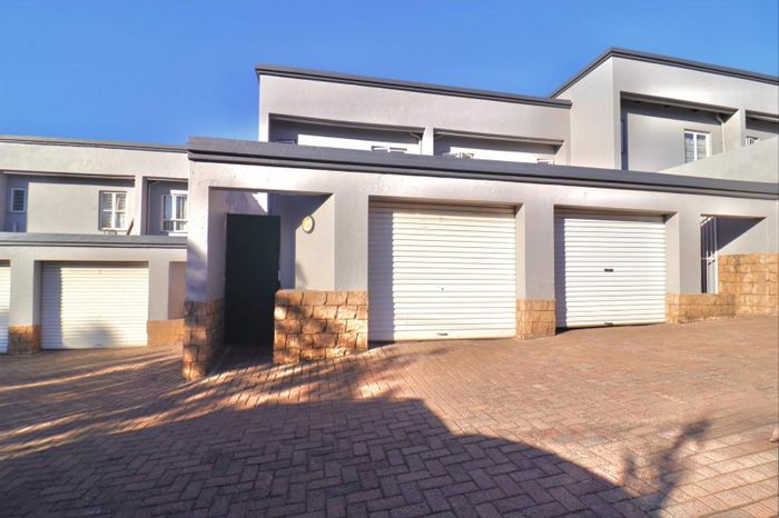 Radiokop Apartment To Rent: 2 beds, communal pool, secure complex, garage access.