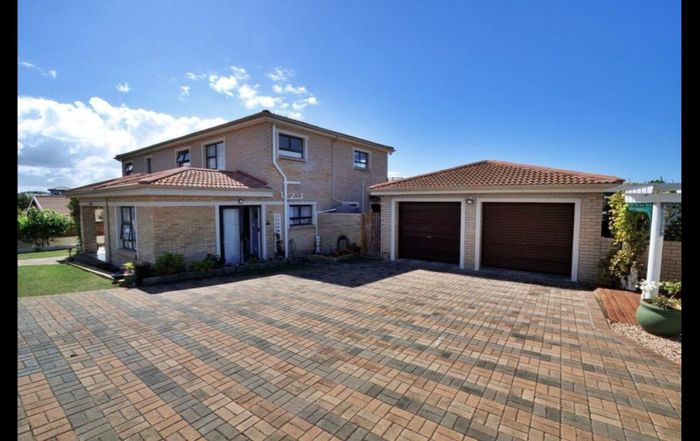 Spacious 5-bedroom house in Stilbaai Wes, perfect for extended families. For Sale.