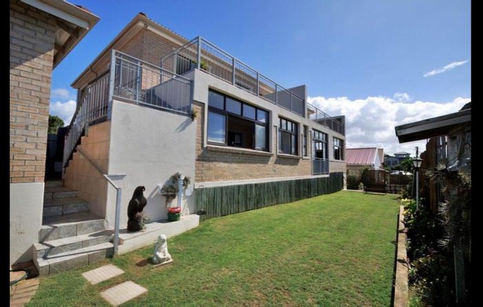 Spacious house in Stilbaai Wes with dual kitchens and bachelor unit for sale.