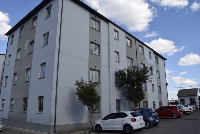 Fleurhof Apartment To Rent: 2 Bedrooms, Open Plan Kitchen, Fitted BIC.