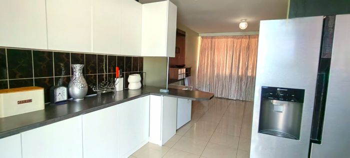 House for Sale in Gezina: 2 Bedrooms, spacious lounge, scullery, close to amenities.