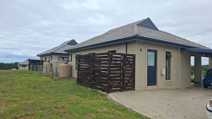 Kidds Beach Townhouse For Sale: 3 Bedrooms, secure complex, near ocean and amenities.