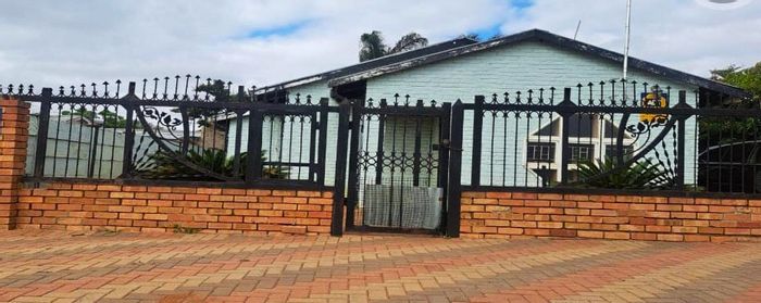 3-Bedroom House in Westenburg For Sale, Close to Schools and Shopping.