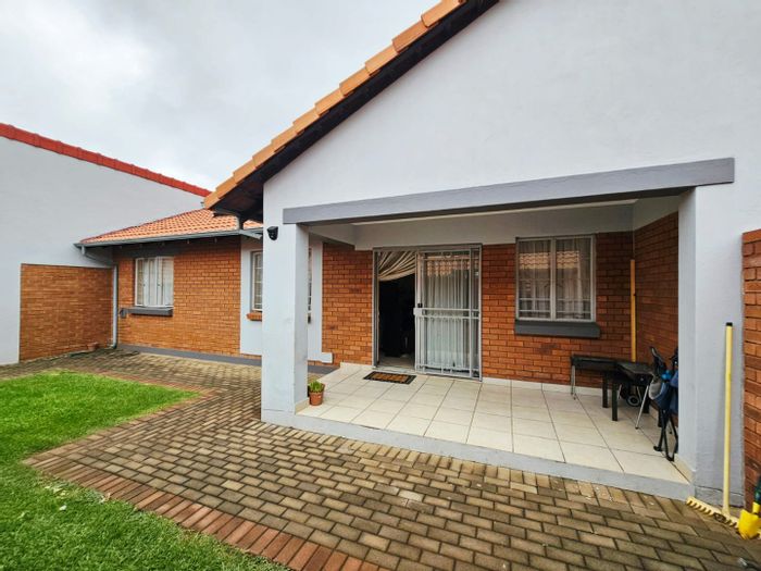 For Sale: Townhouse in Monavoni with 3 beds, double garage, private garden.