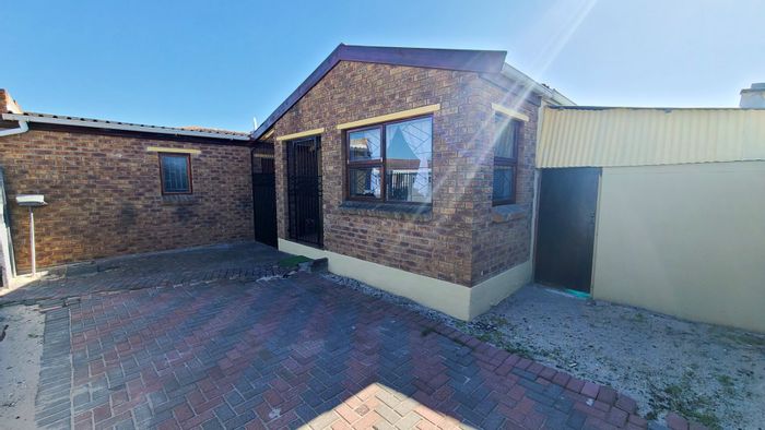 Three-bedroom house for sale in Belhar with garage, near amenities and schools.