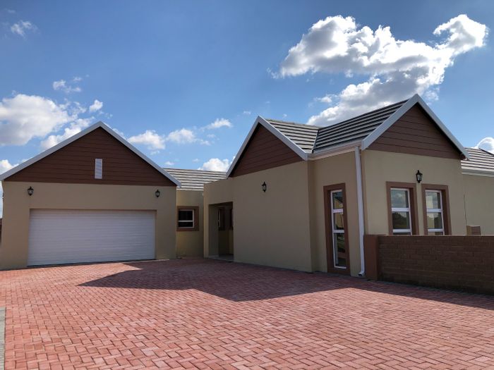 For Sale: House in Riverspray Lifestyle Estate with boat locker, pool, and tennis courts.