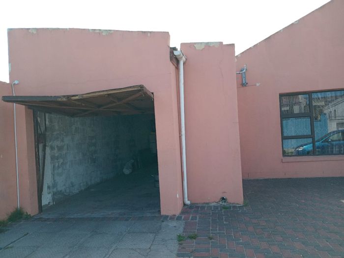 Guguletu House For Sale: 3 Bedrooms, Lounge, Kitchen, Garage, and Toilet.