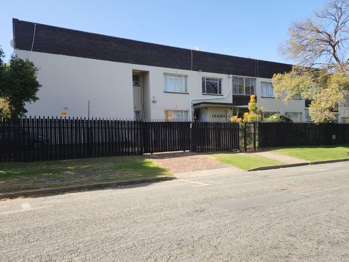 Eastleigh Apartment For Sale: 2 beds, renovated kitchen, secure parking, near amenities.