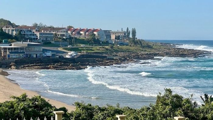 Ground-floor apartment in Uvongo with beach access, pools, and tennis court. For Sale.