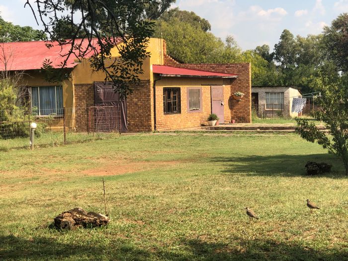 For Sale: Farm in Rosashof with 3 beds, jacuzzi, borehole, and double garage.
